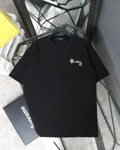 包邮 LOUIS VUITTON/路易威登LV 25ss前后刺绣花卉字母圆领短袖T恤 Louis Vuitton,法国路威酩轩集团-LVMH旗下品牌,著名奢侈品箱包和皮具品牌,百余年的传奇经典,全球时尚旅行艺术的精致象征.印有“LV”标志这一独特图案的交织字母帆布包,伴随着丰富的传奇色彩和雅典的设计而成为时尚之经典.延续至今,不论后来延伸出来的皮件、丝巾或手表、笔、服装,都是以崇尚精致、品质、舒适的“旅行哲学”,作为设计理念. 1️⃣面料采用320G 100%纯棉双纱面料 同缸定染特种加粗32支双股1X1螺纹克纯棉面料,保证舒适性同时透气冰爽的同时又不透底!面料上身有型弹性不紧绷日常通勤运动统统yyds 2️⃣肩膀采用双针车线跨缝工艺后领口处采用纯棉拉条提升了后颈接触的舒适度布面干净.布纹清晰,柔软舒适 3️⃣全套定制的原版辅料,吊牌,洗水,主唛,防潮纸统统安排到位.版型釆用OS宽松落肩版型.男女同款 颜色:白色 黑色 尺码表:图9